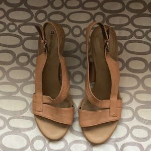 GILLESPIE NATURALIZER SLINGBACK WEDGE TAN SANDALS. 9M
